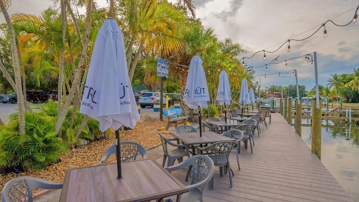 Pool, Tiki Bar, Close To Beaches, Restaurants, Fun Sarasota Apartment