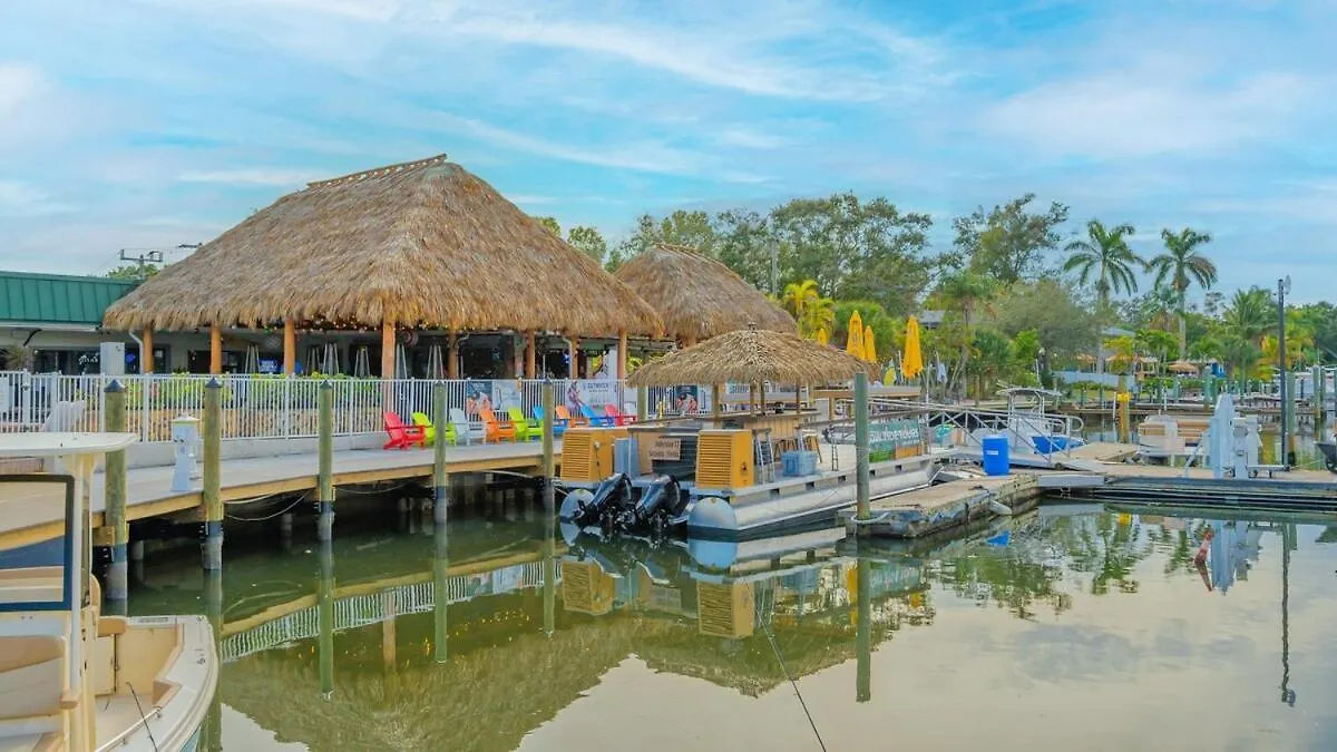 Pool, Tiki Bar, Close To Beaches, Restaurants, Fun Sarasota