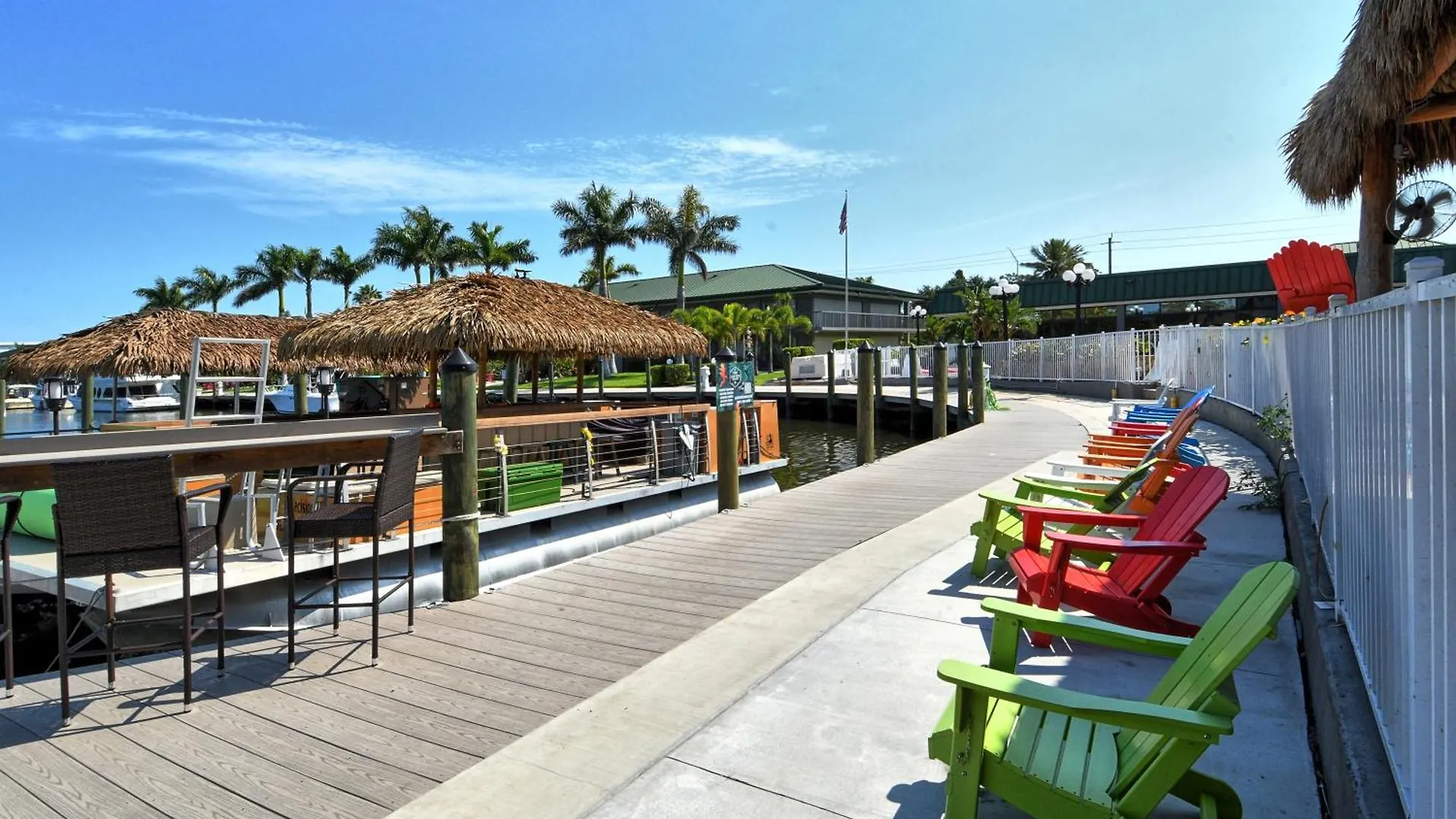 Pool, Tiki Bar, Close To Beaches, Restaurants, Fun Sarasota Apartment