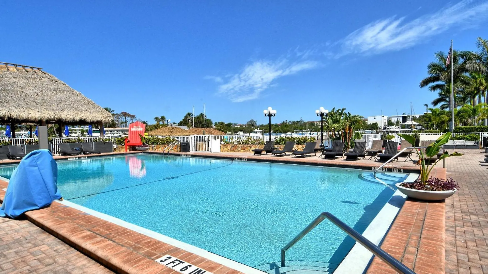 Pool, Tiki Bar, Close To Beaches, Restaurants, Fun Sarasota Apartment