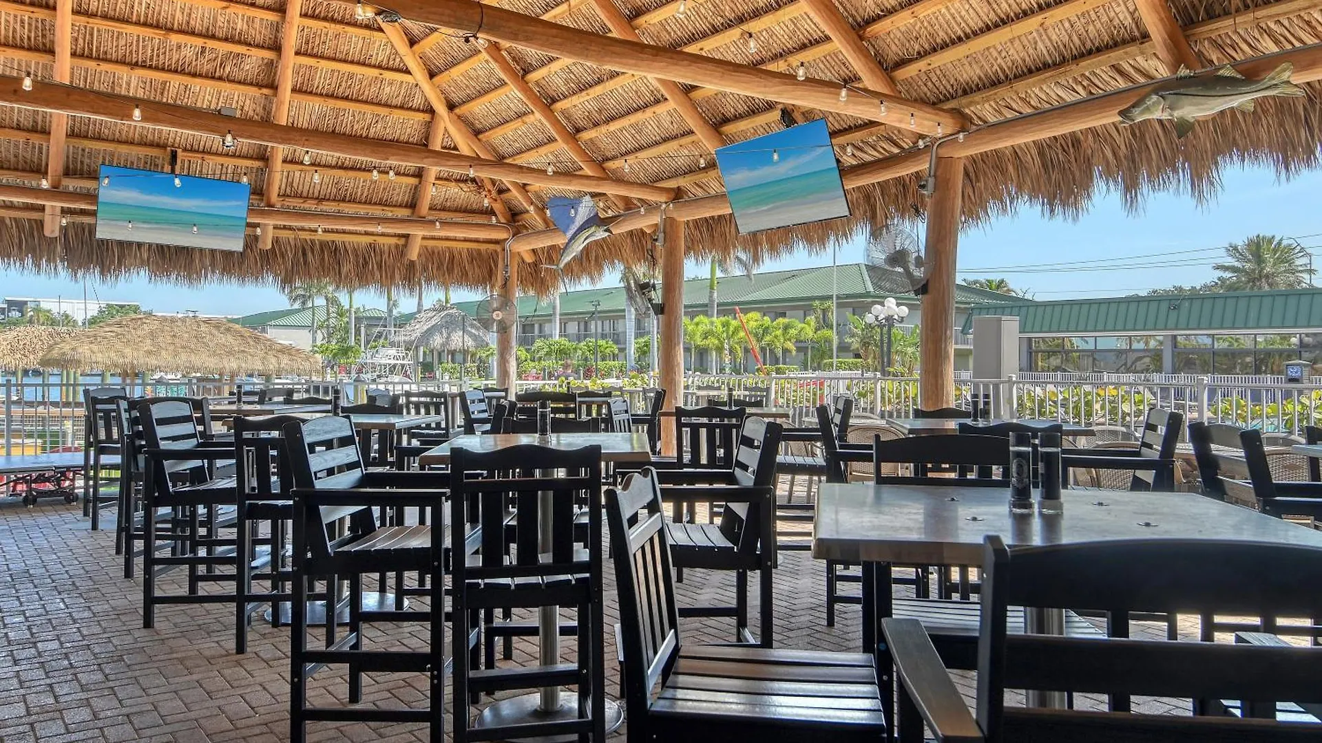 Pool, Tiki Bar, Close To Beaches, Restaurants, Fun Sarasota