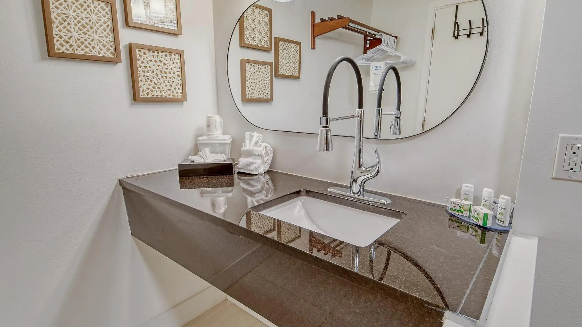 Pool, Tiki Bar, Close To Beaches, Restaurants, Fun Sarasota